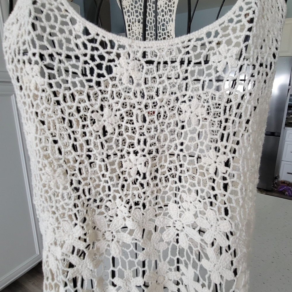 Chic Floral Crochet Sleeveless Top